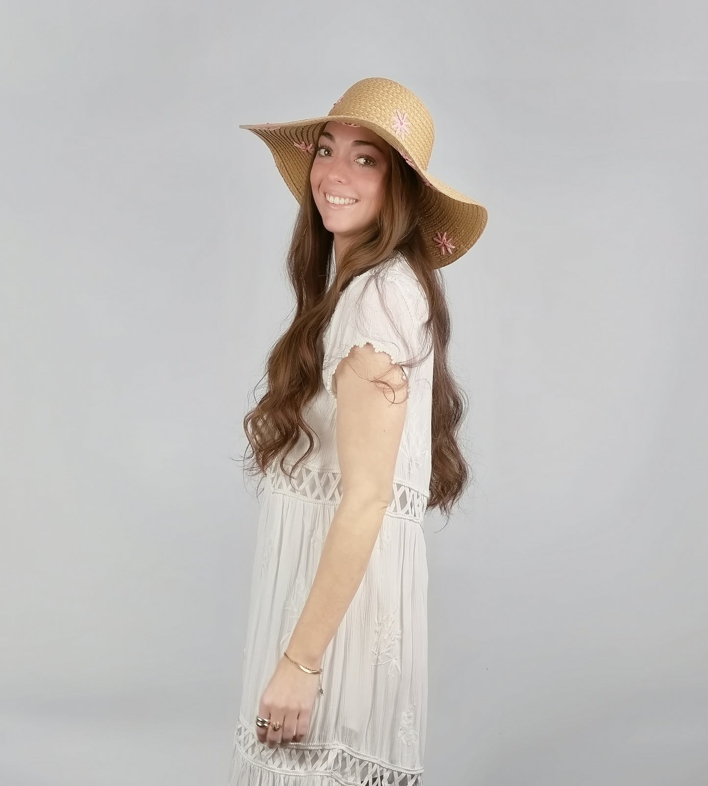 EMBROIDERED DAISY FLOPPY