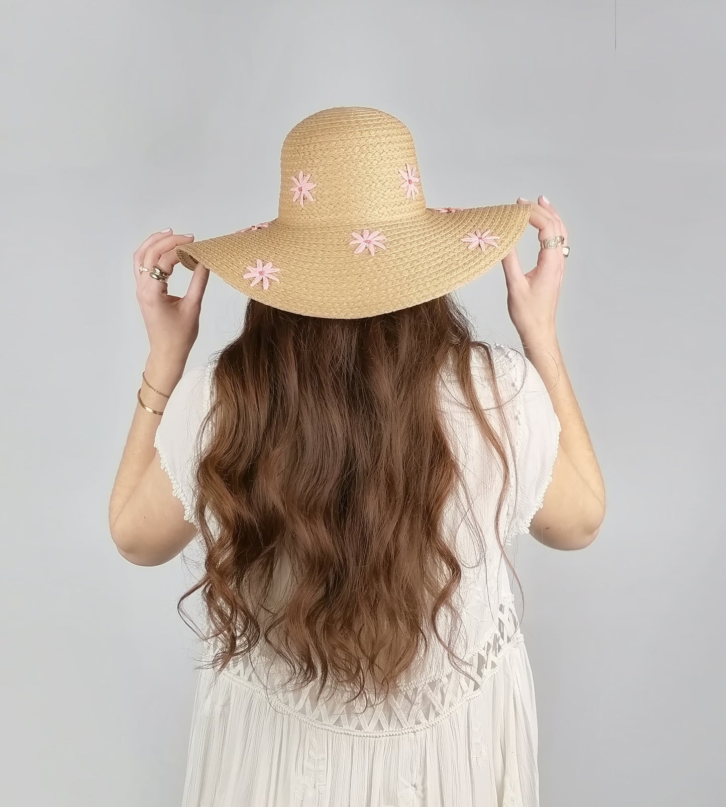 EMBROIDERED DAISY FLOPPY