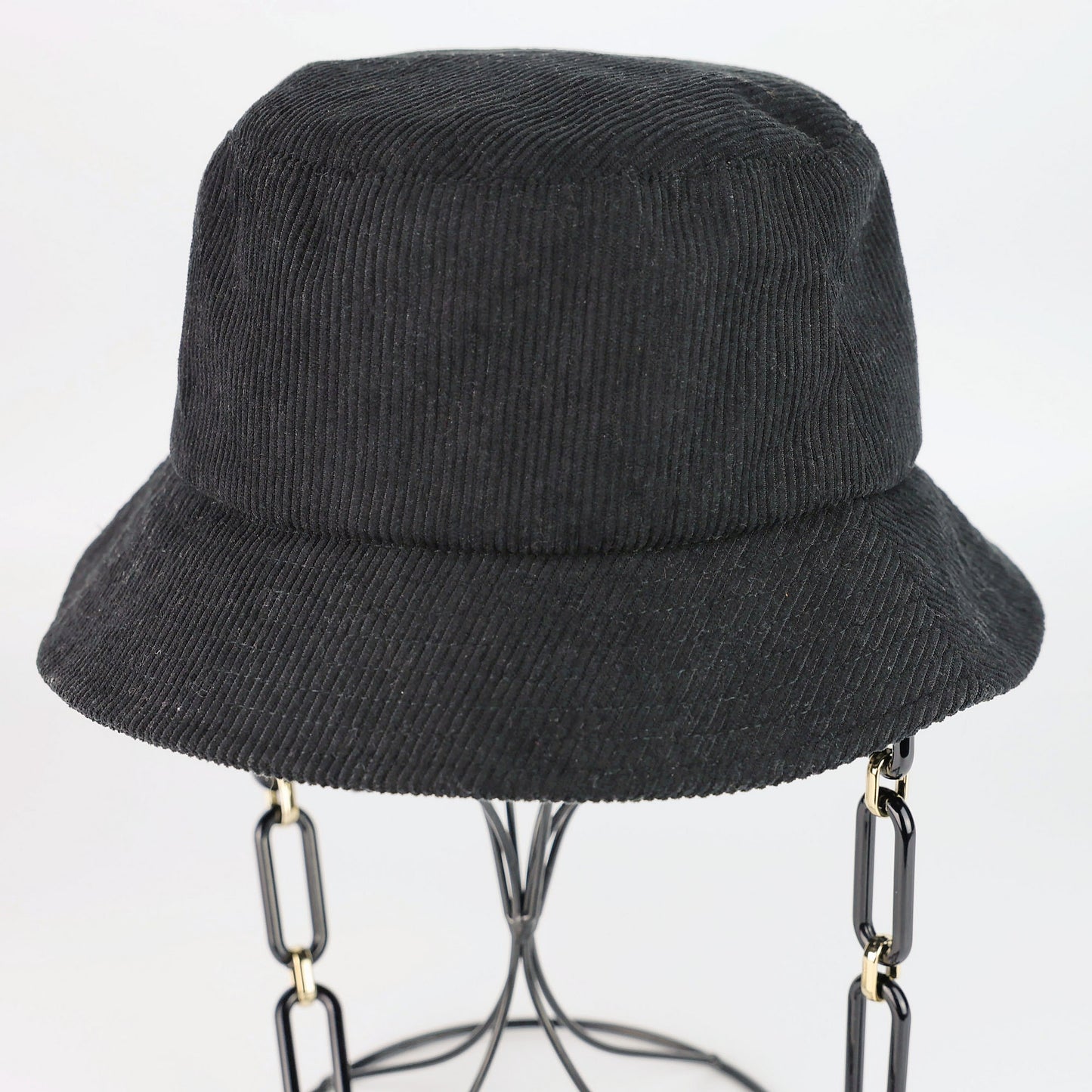 CHAIN NECKLACE BUCKET HAT